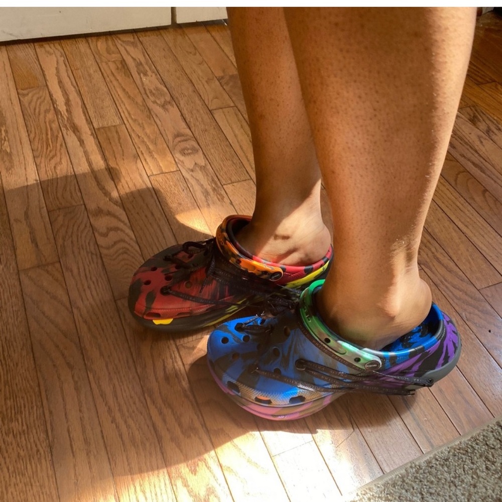 Runy rose bar crocs slighty worn. letters in the back peeling but still good